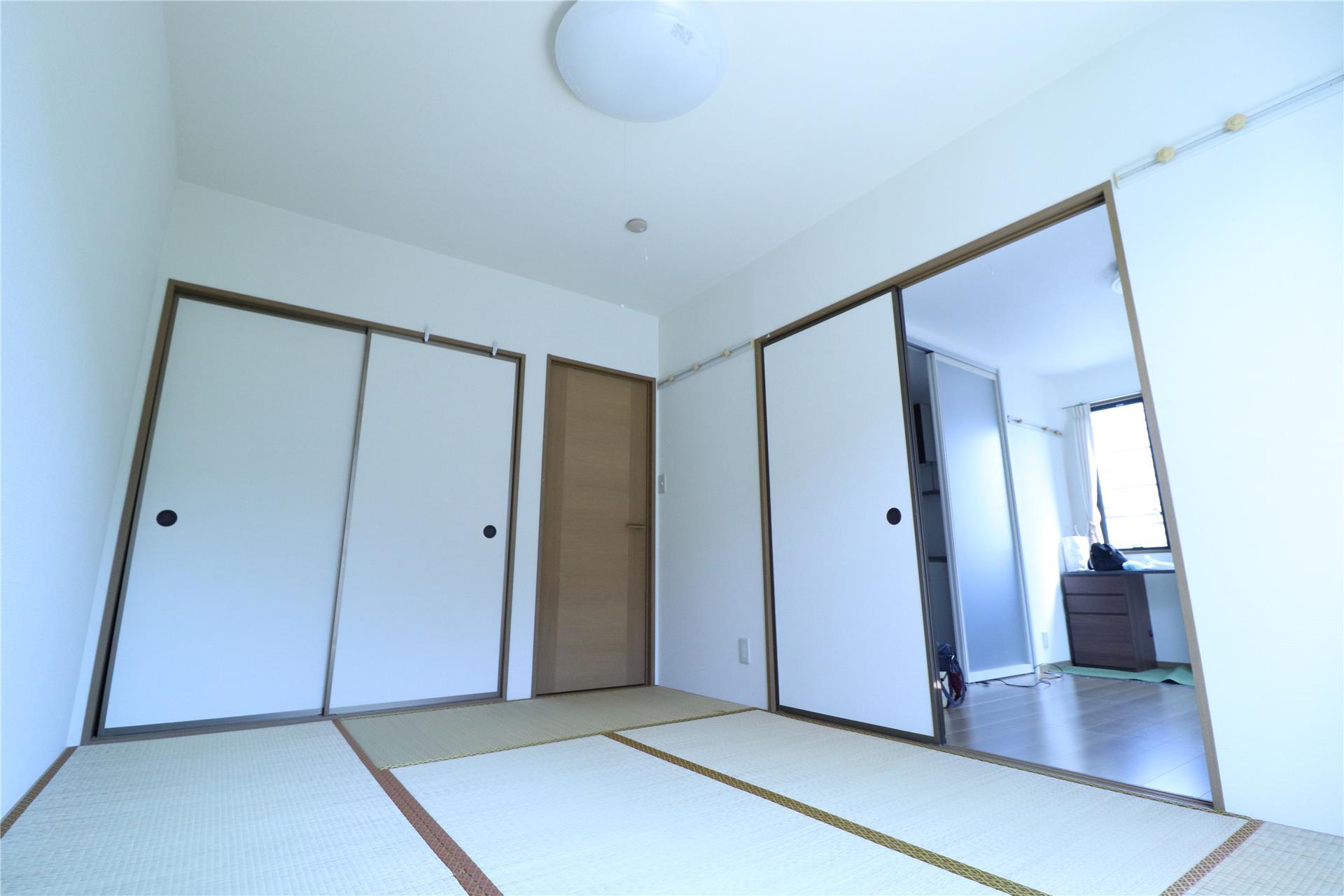 その他部屋・スペース　南側和室6帖です。一間収納もあり、洋室にも続いていますし、直