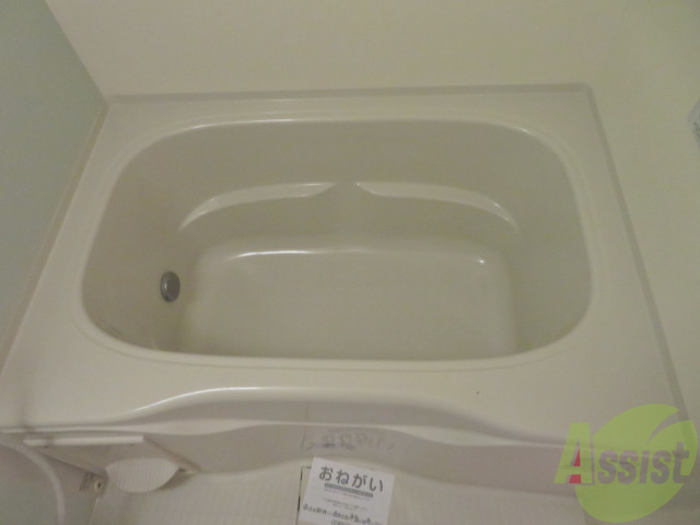 バス・シャワールーム　浴室はこちらのユニットバスになりますねー。