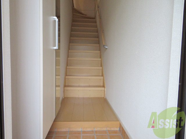 玄関　玄関からはこちらの階段を上がってお部屋に入ります。