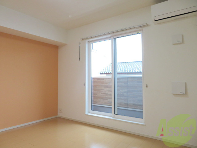 居室・リビング　南向きの窓から日差しが入り明るいお部屋ですよ。