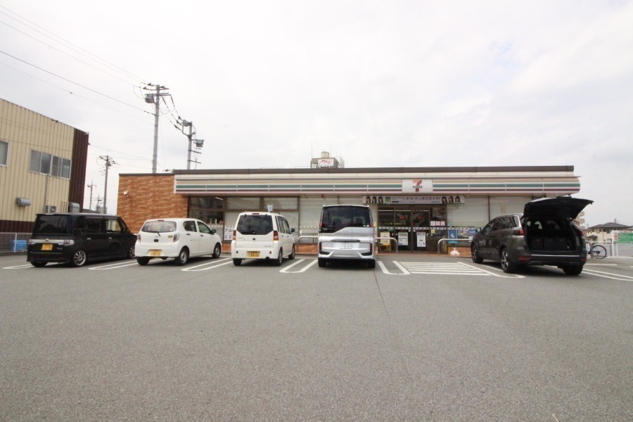 コンビニ　セブンイレブン甲府国母4丁目店（コンビニ）まで542m