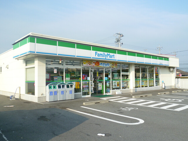 コンビニ　ファミリーマート　松阪花岡店（コンビニ）まで606m