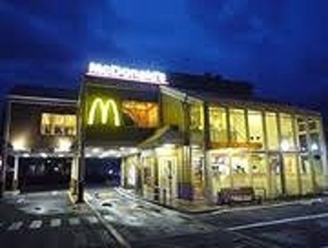 飲食店　マクドナルド多摩ニュータウン通り店（飲食店）まで221m