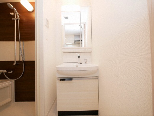 洗面設備　独立洗面台、小物を置くことができて便利です