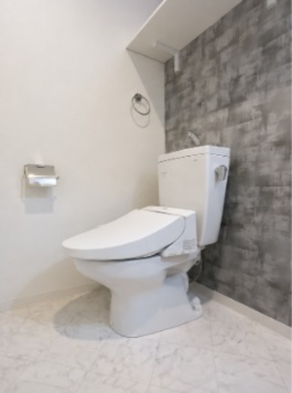 トイレ　収納棚付きで清潔感あるトイレです