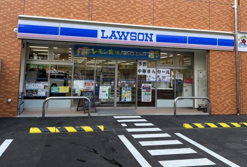 コンビニ　ローソン　苅田3丁目（コンビニ）まで1m