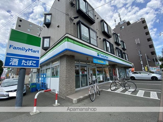 コンビニ　ファミリーマート（コンビニ）まで802m