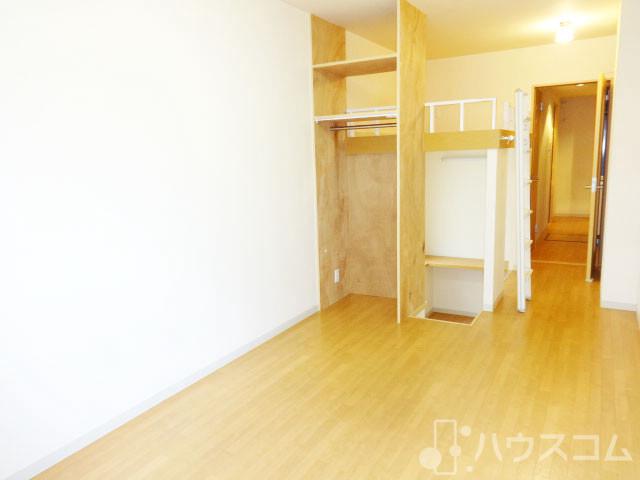 居室・リビング　洋室は広々８．２帖ございます☆ゆったりお使い下さいませ♪