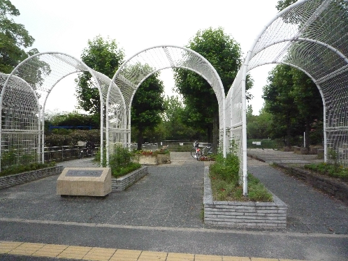公園　楠葉中央公園（公園）まで582m