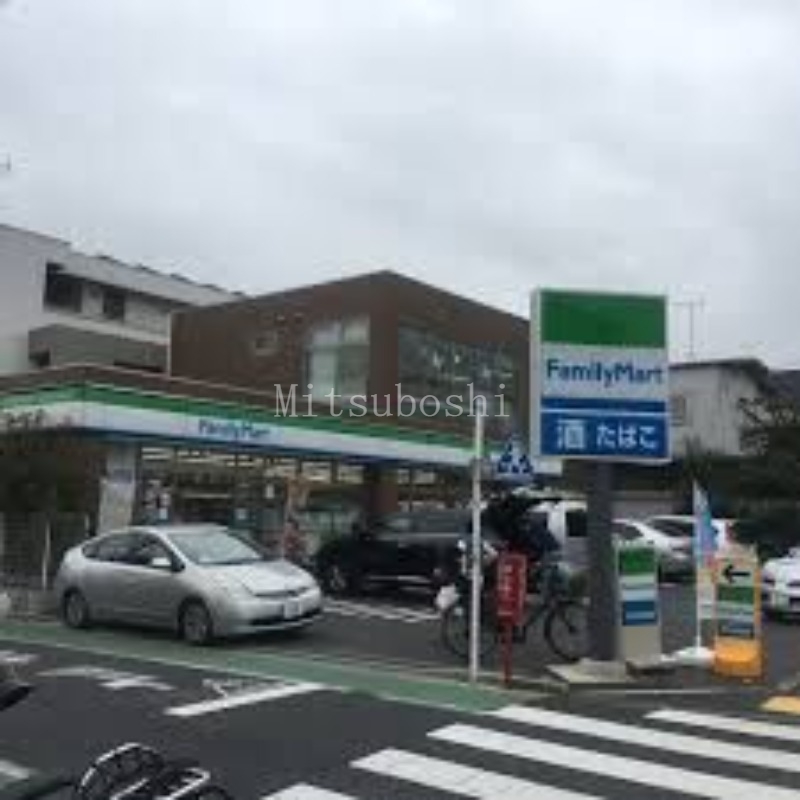 コンビニ　ファミリーマート小浦世田谷梅丘店（コンビニ）まで14m