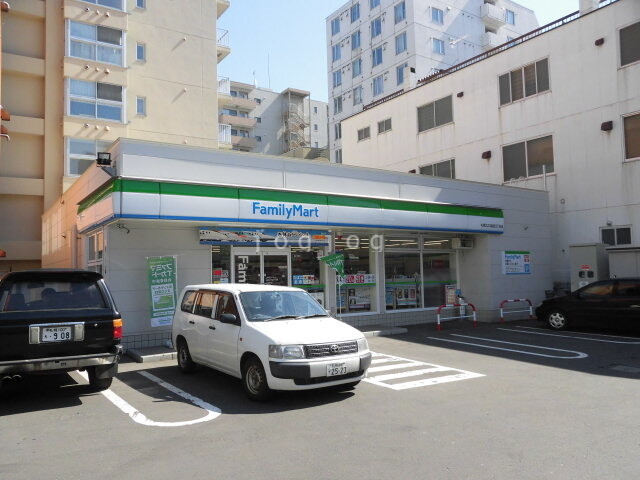 コンビニ　ファミリーマート札幌北23条西3丁目店（北23西3）（コンビニ）まで350m