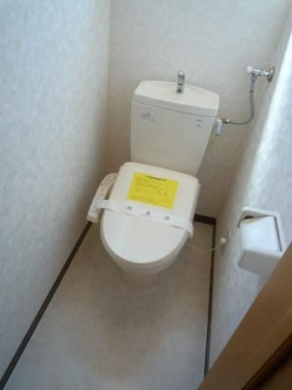 トイレ　１号室タイプの参考写真となります。