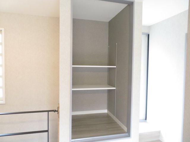 収納　バルコニー入口横収納