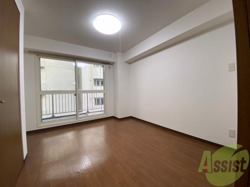 その他部屋・スペース　寝室はこちらです。光が差し込む、温かみのあるお部屋です。