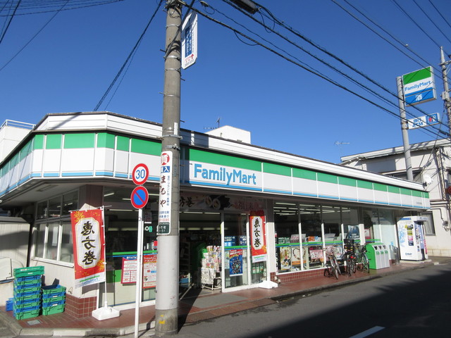 コンビニ　ファミリーマート（コンビニ）まで130m
