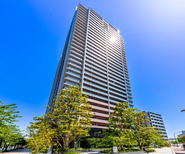 建物外観　ＩＲ山手線田町駅から徒歩８分、徒歩２分以内にはコンビニとスー