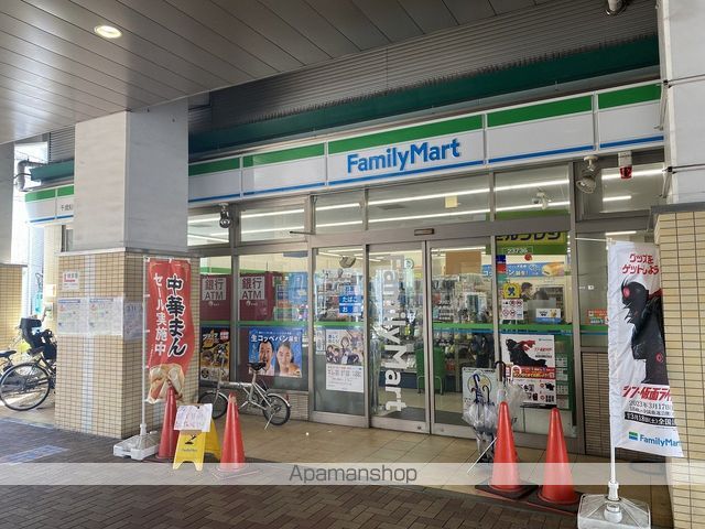 コンビニ　ファミリーマート千歳船橋駅前店（コンビニ）まで679m