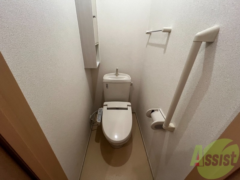 トイレ　ウォシュレット機能がついたトイレです。安心して使用できますね