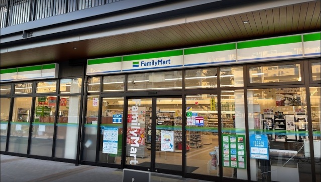 コンビニ　ファミリーマートグローバルビレッジ津雲台店（コンビニ）まで109m