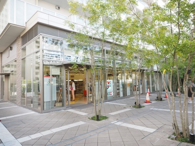 コンビニ　セブンイレブン阪急山田駅前店（コンビニ）まで406m