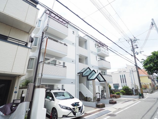 白い小さなマンション六甲