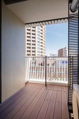 バルコニー　暖かな日差しのふりそそぐバルコニー