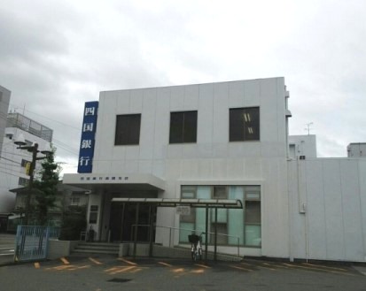 銀行　四国銀行高岡支店（銀行）まで96m