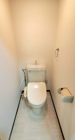 トイレ　※写真は同じマンションの違う部屋のものになります。
