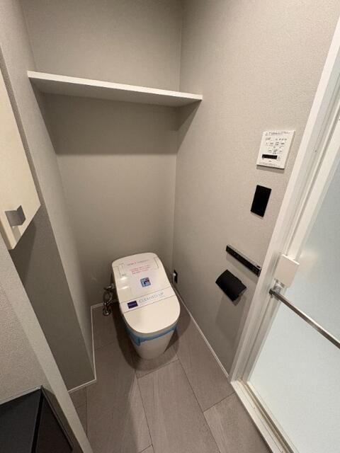 トイレ　落ち着いた色調のトイレです