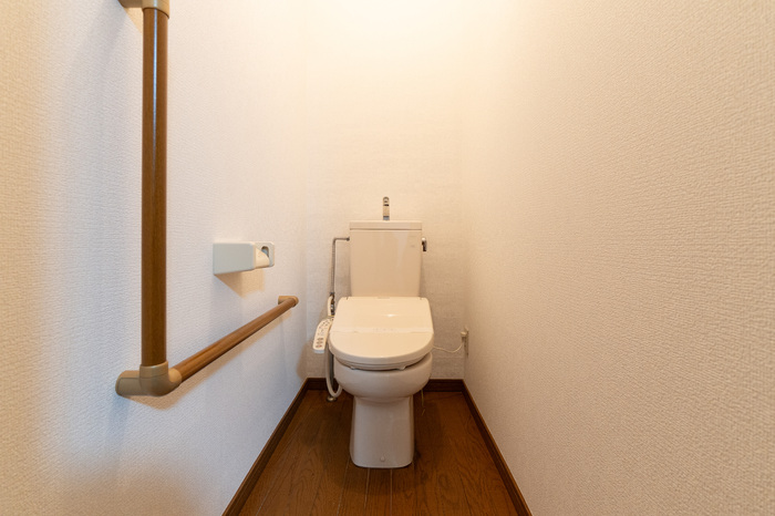 トイレ　落ち着いた色調のトイレです