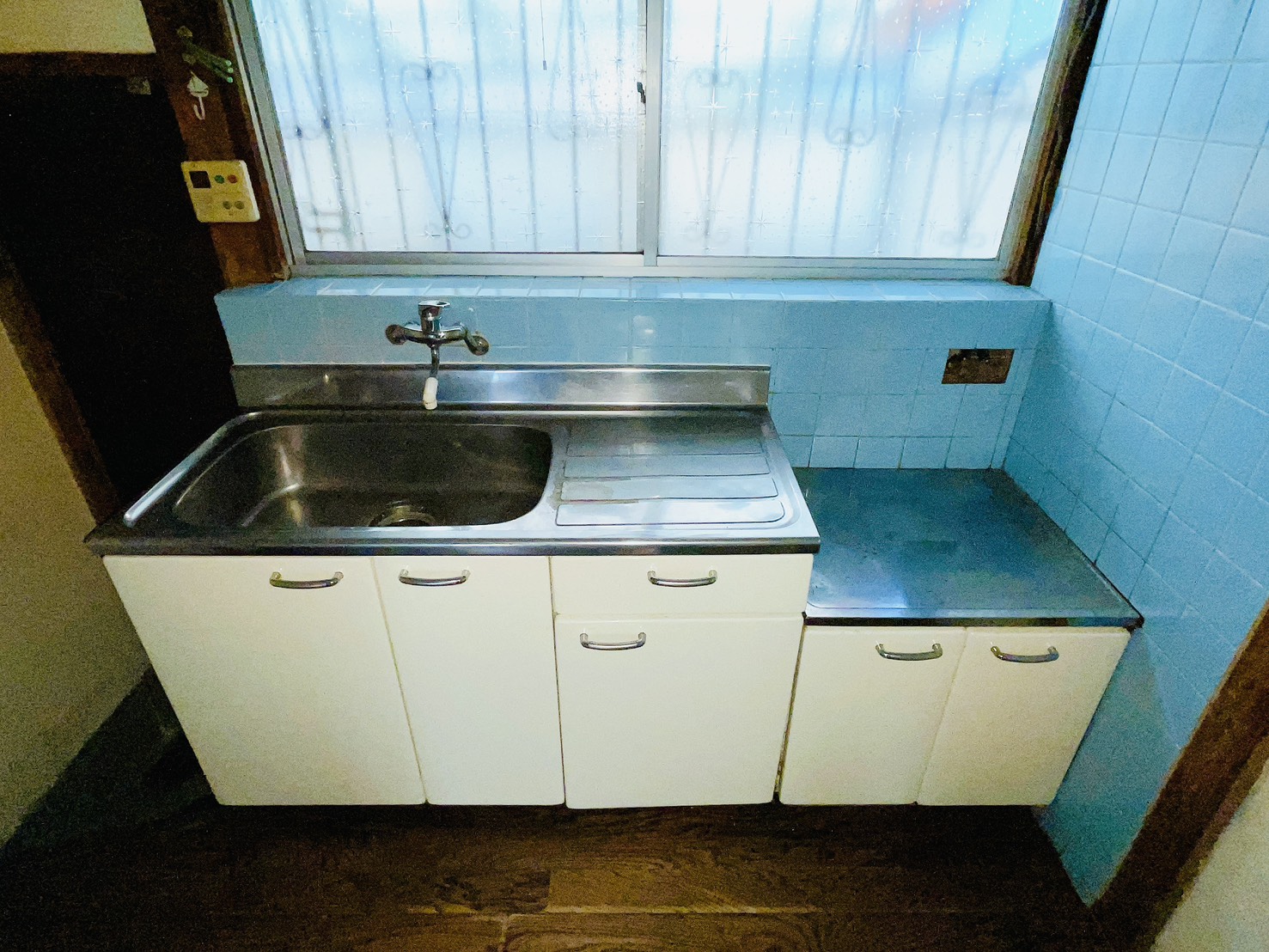 南海本線 北助松駅 徒歩6分 2階建 築56年のキッチン写真