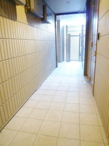 東急田園都市線 三軒茶屋駅 徒歩10分 4階建 築12年の玄関写真