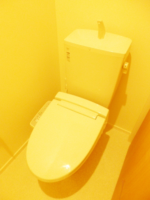 東急田園都市線 三軒茶屋駅 徒歩10分 4階建 築12年のトイレ写真