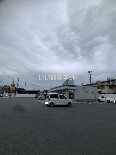 コンビニ　ファミリーマート 高松茜町店（コンビニ）まで835m