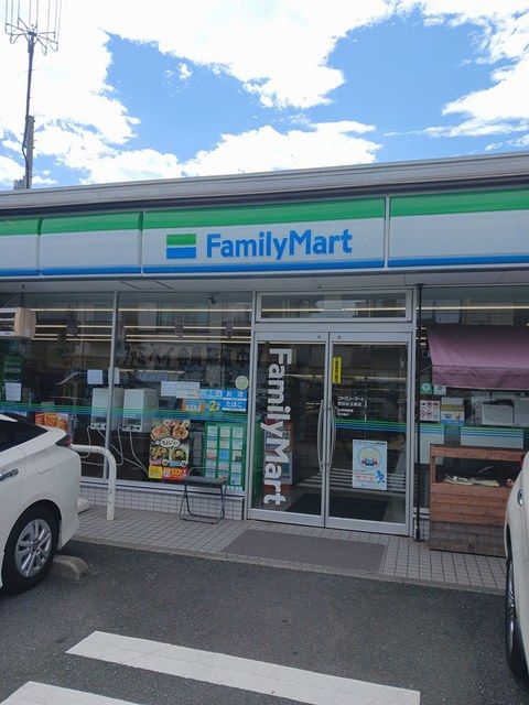 コンビニ　ファミリーマート（コンビニ）まで126m
