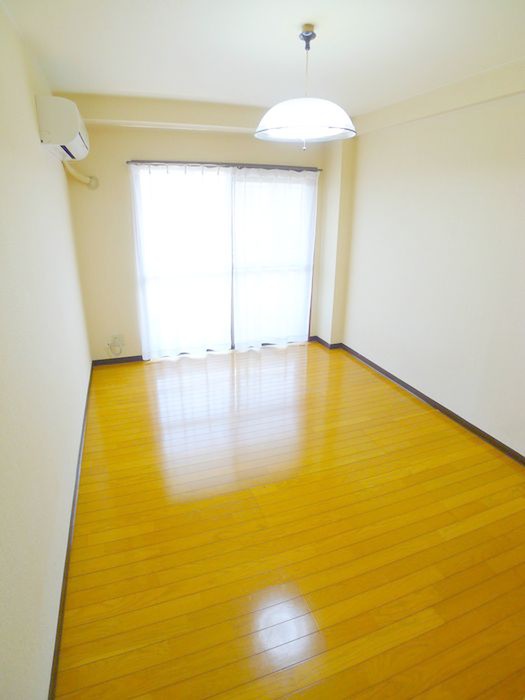 勝井マンションの居間写真