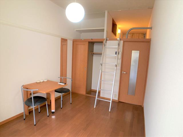 レオパレス千石和多宮の居間写真