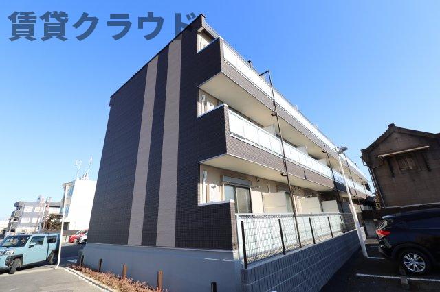 建物外観　コンビニ、スーパーも近い周辺環境♪