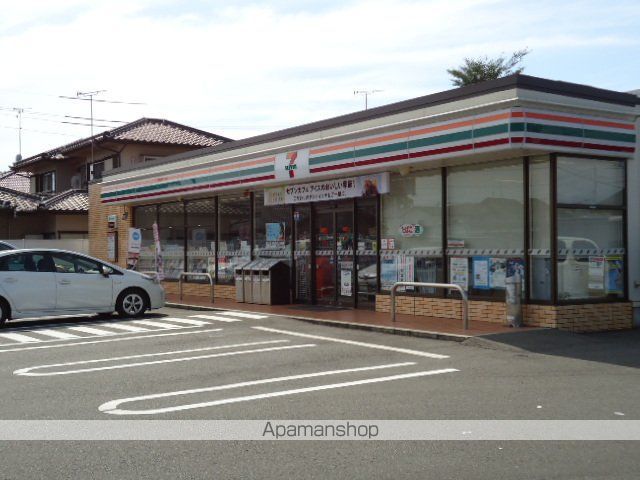 コンビニ　セブンイレブン（コンビニ）まで675m