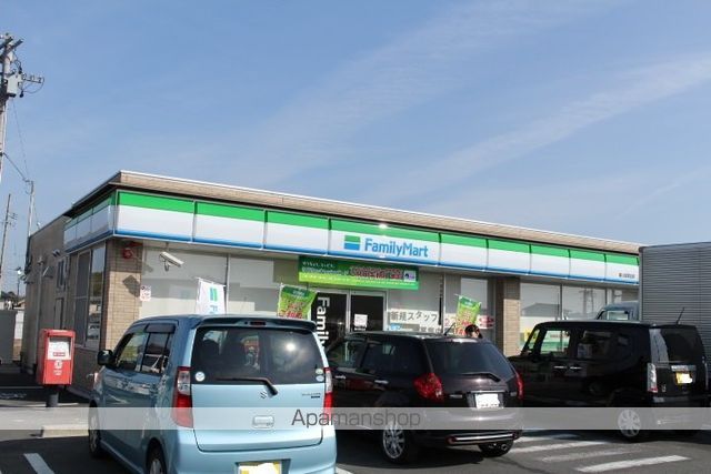 コンビニ　ファミリーマート（コンビニ）まで557m