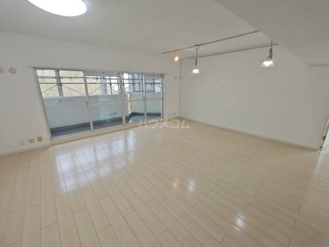 千里山ロイヤルマンション1番街の居間写真