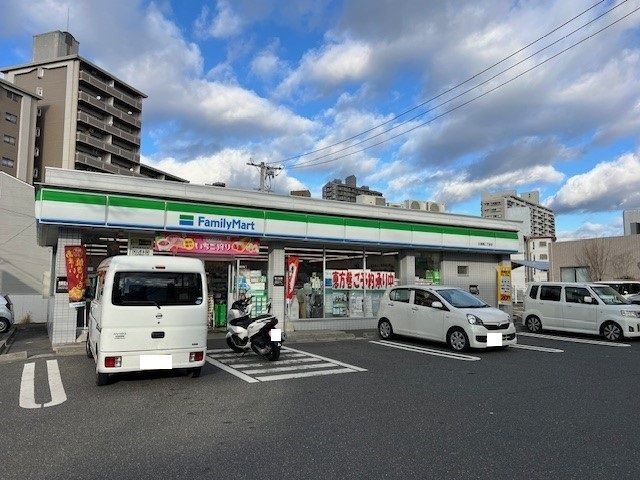 コンビニ　ファミリーマート（コンビニ）まで300m