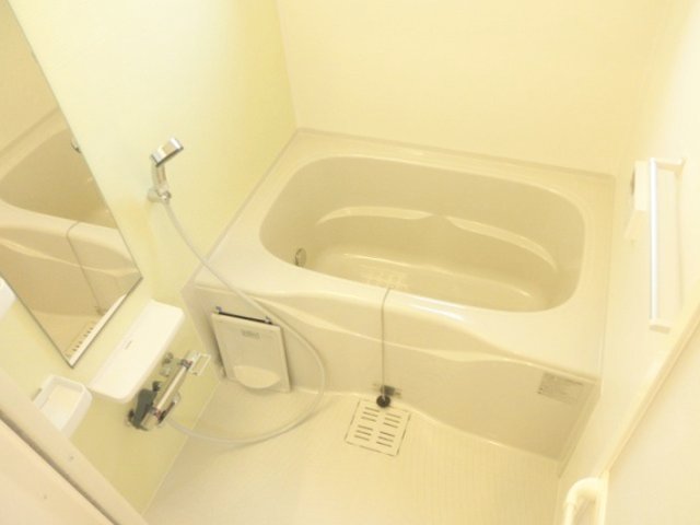 バス・シャワールーム　コンパクトで使いやすいお風呂です