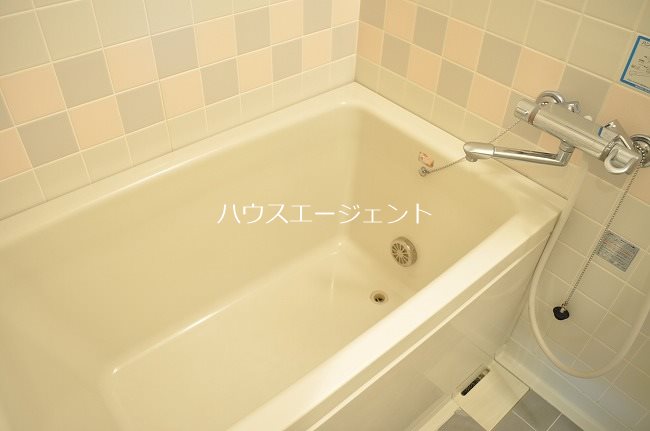 バス・シャワールーム　バストイレ別です。※参考画像