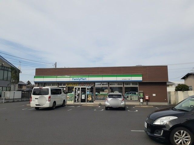 コンビニ　ファミリーマート（コンビニ）まで450m