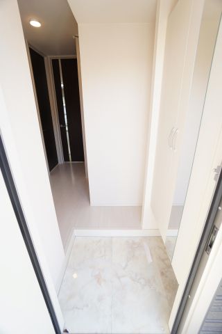 玄関　※同物件・反転タイプの写真です。