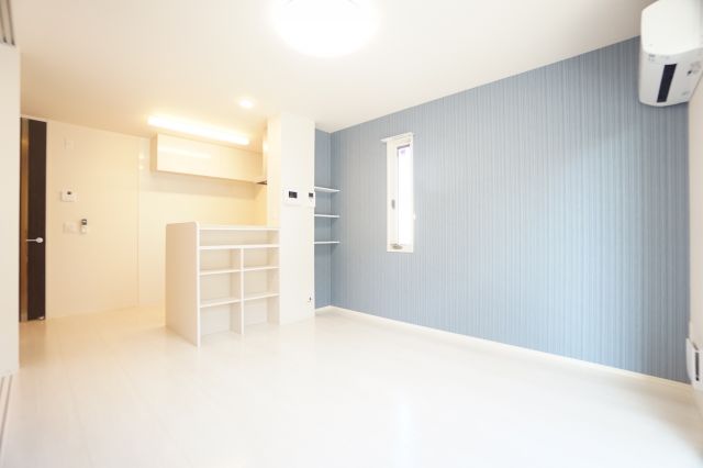 居室・リビング　※同物件・反転タイプの写真です。（中部屋は小窓無し）