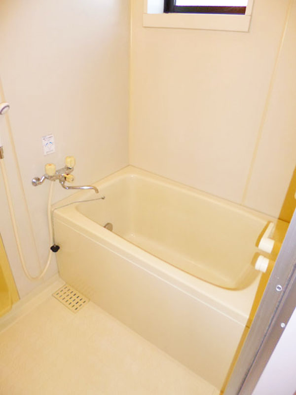 バス・シャワールーム　便利な追い焚き機能付きバス！浴室に窓あります！