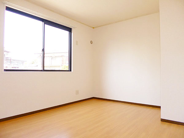 居室・リビング　北側洋室にクローゼット半間あります