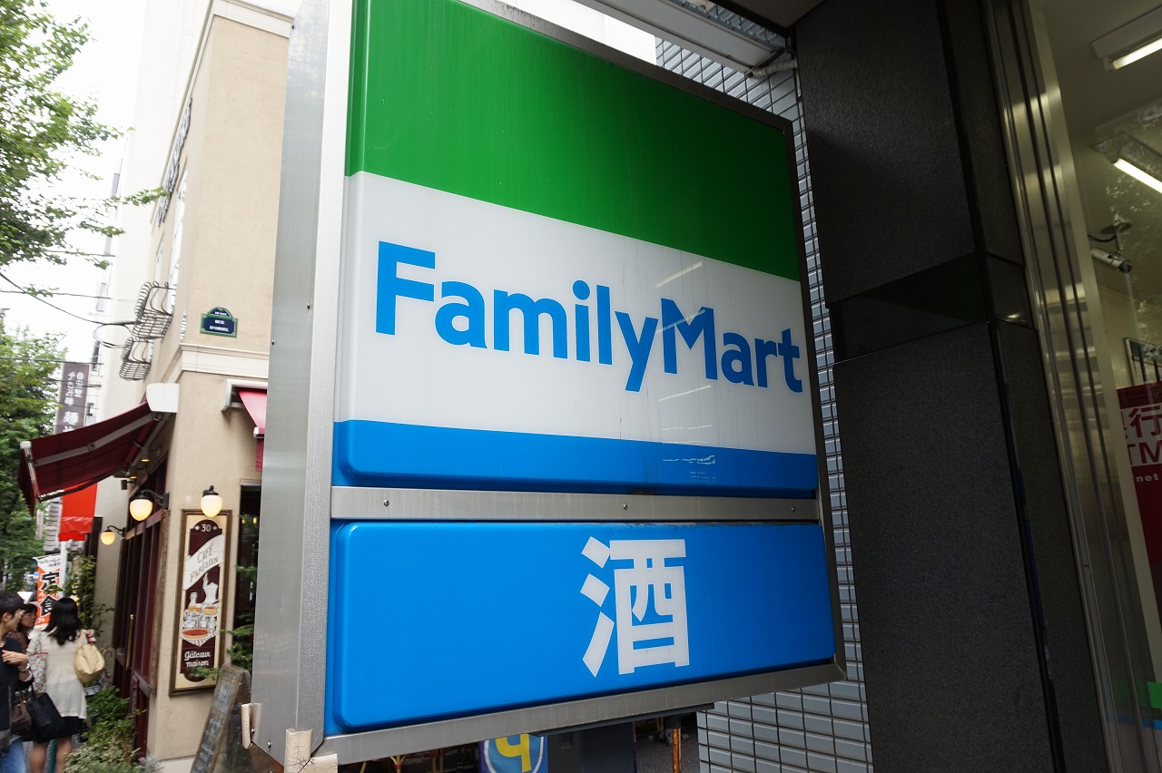 コンビニ　ファミリーマート日本橋小学校前店（コンビニ）まで93m